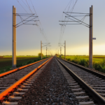 Novo marco busca modernizar e unificar regras do transporte ferroviário A Agência Nacional de Transportes Terrestres (ANTT) realiza nesta sexta-feira (10) uma sessão pública híbrida para discutir a proposta de revisão do Novo Marco Regulatório das Ferrovias, que trata dos direitos e garantias dos usuários e da oferta de serviço adequado. O encontro, parte da Reunião Participativa nº 10/2025, que acontece no Auditório da ANTT, com transmissão ao vivo pelo canal da ANTT no YouTube. As contribuições da sociedade podem ser enviadas até 17 de outubro pelo sistema ParticipANTT, plataforma criada para ampliar a participação social e a transparência nos processos regulatórios. Estrutura simplificada e maior segurança jurídica A proposta de revisão do marco busca consolidar normas atualmente dispersas em uma estrutura única, moderna e simplificada. A atualização pretende garantir mais segurança jurídica, padronização dos contratos de concessão e maior clareza nos direitos e deveres de usuários e concessionárias. ENtre os pontos centrais do texto estão a introdução de indicadores de qualidade do serviço, critérios de classificação das concessionárias e o fortalecimento de mecanismos de defesa do usuário, como a ampliação da ouvidoria e a criação de procedimentos ágeis de resolução de conflitos. Usuário no centro das decisões O novo marco também propõe pesquisas anuais de satisfação dos usuários, conduzidas pelas concessionárias sob supervisão da ANTT, além da criação e fortalecimento de conselhos de usuários – espaços de diálogo permanente entre sociedade civil, concessionárias e poder público. “Estamos construindo, de forma participativa, um marco regulatório moderno, capaz de assegurar equilíbrio entre investimentos, qualidade do serviço e, sobretudo, os direitos dos usuários”, afirmou Alessandro Baumgartner, superintendente de Transporte Ferroviário da ANTT. Alinhamento com a Lei das Ferrovias e padrões internacionais De acordo com a ANTT, o processo de revisão está alinhado à Lei das Ferrovias (Lei nº 14.273/2021) e às melhores práticas internacionais de regulação. A proposta reforça o compromisso da agência com a transparência, a eficiência operacional e o fortalecimento da governança pública. A iniciativa também segue a política de participação social adotada pela ANTT, que realiza consultas e reuniões públicas periódicas com o objetivo de aprimorar a gestão dos transportes terrestres e garantir mais previsibilidade e competitividade ao setor ferroviário brasileiro. Como participar Interessados em contribuir podem enviar sugestões por escrito até 17/10, pelo sistema ParticipANTT. Já as manifestações orais devem ser feitas por convidados listados, embora outras partes interessadas possam solicitar inscrição até 17/09, também pela plataforma. Para dúvidas ou informações adicionais, a ANTT disponibiliza o e-mail rp010_2025@antt.gov.br Serviço Evento: Sessão pública híbrida da Reunião Participativa nº 10/2025 Data: 10 de outubro de 2025 Horário: 10h às 12h e 14h às 18h Local: Sede da ANTT – Setor de Clubes Esportivos Sul – SCES, lote 10, trecho 03, Projeto Orla Polo 8, Brasília-DF Transmissão: Canal da ANTT no Youtube Contribuições: Até 17 de outubro de 2025 via Sistema ParticipANTT Acompanhe atualizações no Portal WebAdvocacy.