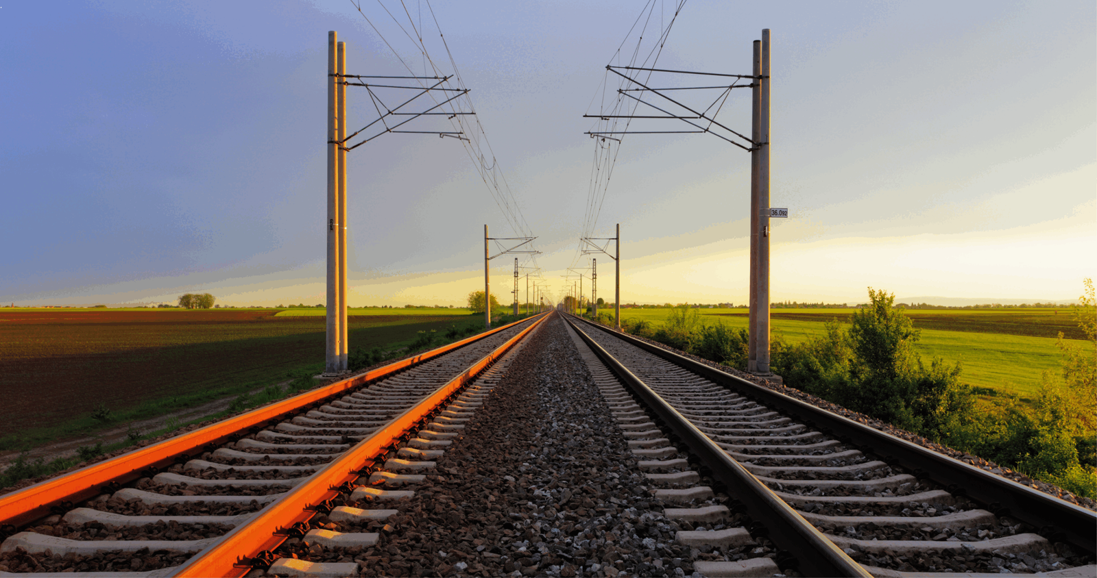 Novo marco busca modernizar e unificar regras do transporte ferroviário A Agência Nacional de Transportes Terrestres (ANTT) realiza nesta sexta-feira (10) uma sessão pública híbrida para discutir a proposta de revisão do Novo Marco Regulatório das Ferrovias, que trata dos direitos e garantias dos usuários e da oferta de serviço adequado. O encontro, parte da Reunião Participativa nº 10/2025, que acontece no Auditório da ANTT, com transmissão ao vivo pelo canal da ANTT no YouTube. As contribuições da sociedade podem ser enviadas até 17 de outubro pelo sistema ParticipANTT, plataforma criada para ampliar a participação social e a transparência nos processos regulatórios. Estrutura simplificada e maior segurança jurídica A proposta de revisão do marco busca consolidar normas atualmente dispersas em uma estrutura única, moderna e simplificada. A atualização pretende garantir mais segurança jurídica, padronização dos contratos de concessão e maior clareza nos direitos e deveres de usuários e concessionárias. ENtre os pontos centrais do texto estão a introdução de indicadores de qualidade do serviço, critérios de classificação das concessionárias e o fortalecimento de mecanismos de defesa do usuário, como a ampliação da ouvidoria e a criação de procedimentos ágeis de resolução de conflitos. Usuário no centro das decisões O novo marco também propõe pesquisas anuais de satisfação dos usuários, conduzidas pelas concessionárias sob supervisão da ANTT, além da criação e fortalecimento de conselhos de usuários – espaços de diálogo permanente entre sociedade civil, concessionárias e poder público. “Estamos construindo, de forma participativa, um marco regulatório moderno, capaz de assegurar equilíbrio entre investimentos, qualidade do serviço e, sobretudo, os direitos dos usuários”, afirmou Alessandro Baumgartner, superintendente de Transporte Ferroviário da ANTT. Alinhamento com a Lei das Ferrovias e padrões internacionais De acordo com a ANTT, o processo de revisão está alinhado à Lei das Ferrovias (Lei nº 14.273/2021) e às melhores práticas internacionais de regulação. A proposta reforça o compromisso da agência com a transparência, a eficiência operacional e o fortalecimento da governança pública. A iniciativa também segue a política de participação social adotada pela ANTT, que realiza consultas e reuniões públicas periódicas com o objetivo de aprimorar a gestão dos transportes terrestres e garantir mais previsibilidade e competitividade ao setor ferroviário brasileiro. Como participar Interessados em contribuir podem enviar sugestões por escrito até 17/10, pelo sistema ParticipANTT. Já as manifestações orais devem ser feitas por convidados listados, embora outras partes interessadas possam solicitar inscrição até 17/09, também pela plataforma. Para dúvidas ou informações adicionais, a ANTT disponibiliza o e-mail rp010_2025@antt.gov.br Serviço Evento: Sessão pública híbrida da Reunião Participativa nº 10/2025 Data: 10 de outubro de 2025 Horário: 10h às 12h e 14h às 18h Local: Sede da ANTT – Setor de Clubes Esportivos Sul – SCES, lote 10, trecho 03, Projeto Orla Polo 8, Brasília-DF Transmissão: Canal da ANTT no Youtube Contribuições: Até 17 de outubro de 2025 via Sistema ParticipANTT Acompanhe atualizações no Portal WebAdvocacy.