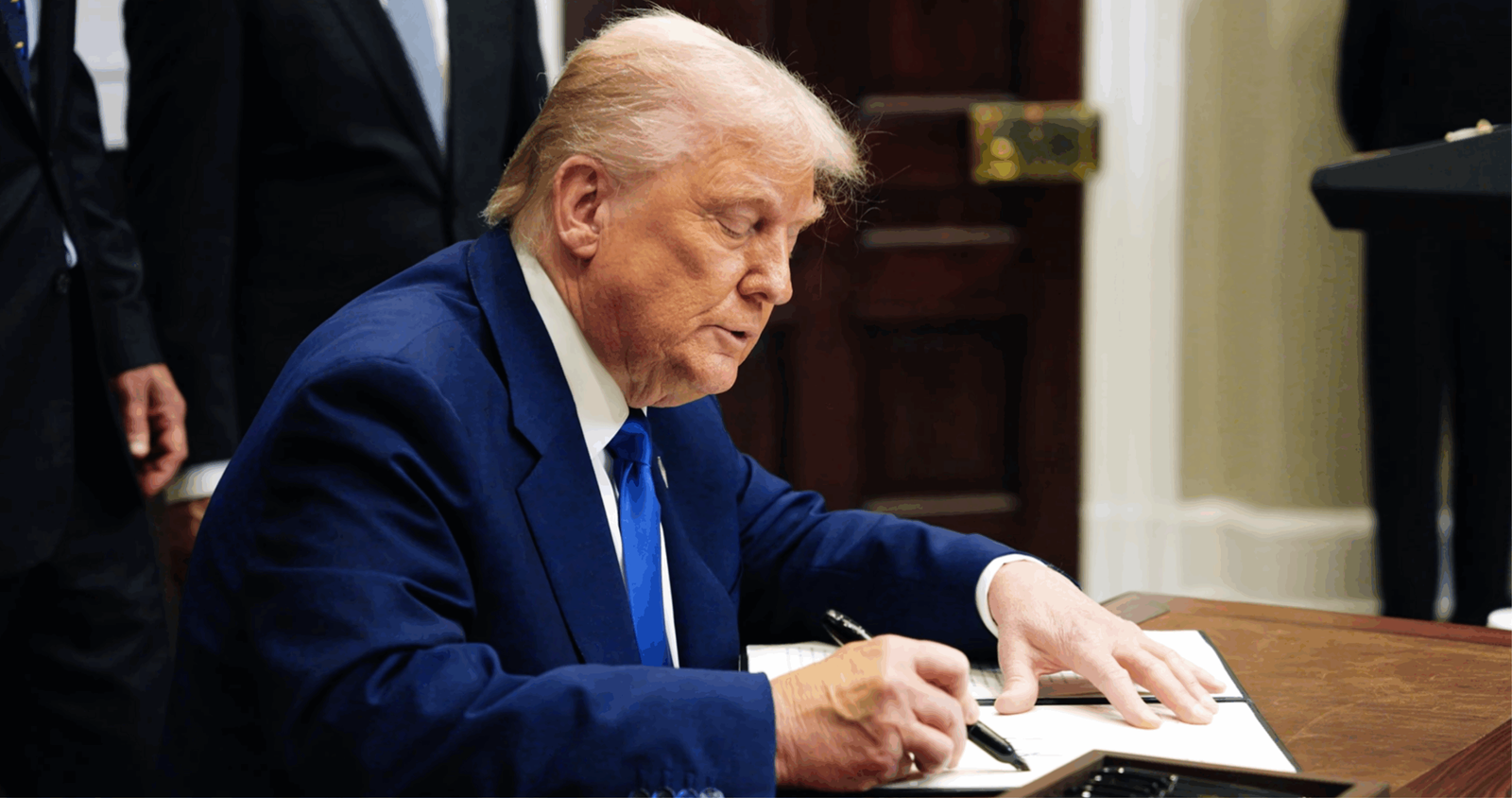 Presidente dos EUA assina ordem para reduzir preços de medicamentos