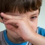 Inspirado no Estatuto da Criança e do Adolescente (ECA), o ECA Digital busca enfrentar a chamada adultização de menores na internet. A lei obriga empresas de tecnologia e plataformas digitais a implementar mecanismos confiáveis de controle para impedir que crianças e adolescentes sejam expostas a contextos sensíveis ou inapropriadas