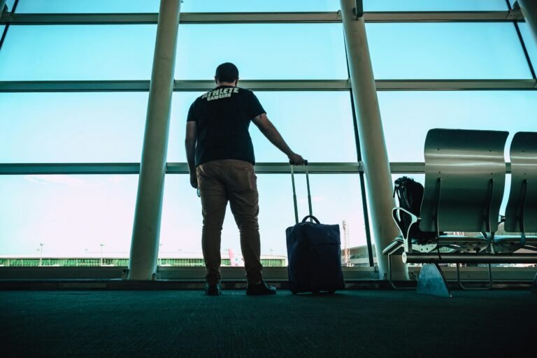 Congresso avança para proibir cobrança de bagagem de mão em voos comerciais Câmara e Senado movimentam-se contra taxas extras das companhias aéreas após criação de tarifas "básicas" que restringem o transporte gratuito de malas de até 10 kg