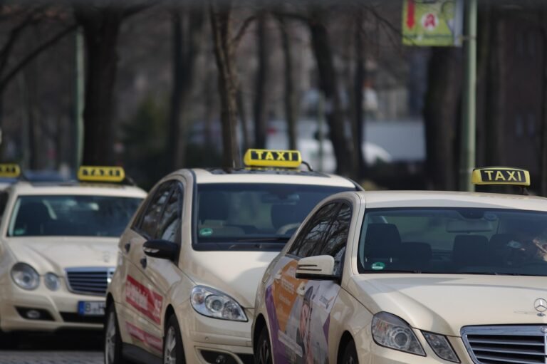 Congresso aprova fim de cobrança anual para taxistas e amplia direitos da categoria